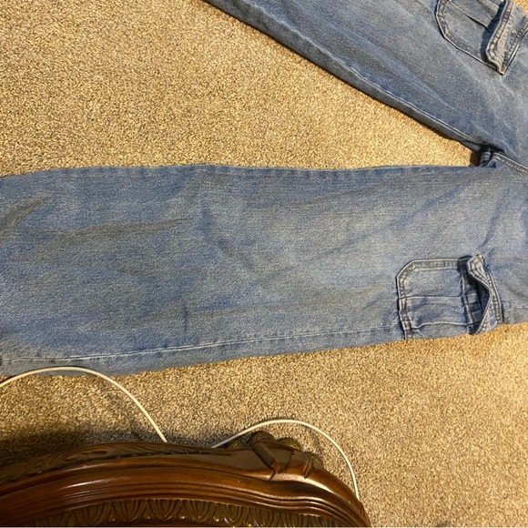 Old Navy High-Rise Baggy Wide-Leg Jeans - Picture 3 of 6
